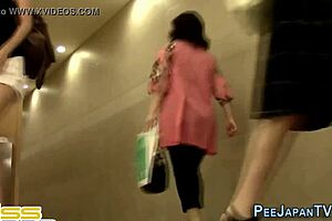 Asian teen's peeing & urine play voyeuristic