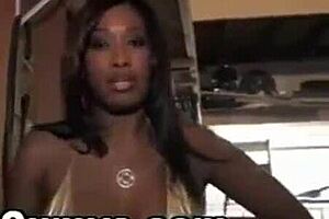 Ebony gets deep throat and comes in the face