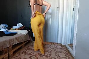 Amateur brunette wife explores roupas in homemade video