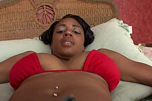 [en] B/Watch in which a beauty, that is a brunette whore with big natural tits, gets her pussy and her ass licked by a white guy