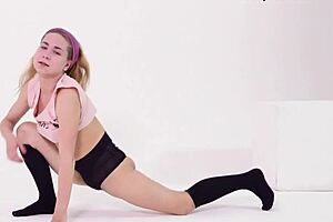 Younger gymmastia Nara Mongolka posed nude to exhibit how flexible she is