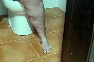 Meada MILF gets me running to the bathroom