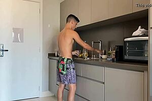The gay amateur is tarado by a Brazilians plumber in the HD video