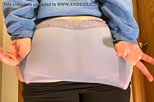 We have a moment of an American mommy wearing leggings who wants to give you a sneak peek of her big ass