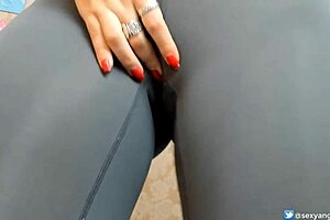 Gostosa morena having fun while having sex with her toy
