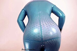 Milf in latex: A sexy latex fetish video