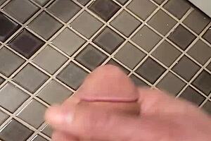 Amateur gay takes a big load