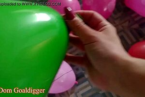 Feet with high arching and balloons in a fetish clip