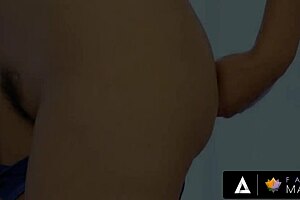 Big tits and feet fetish: Watch beautiful and curvaceous Valentina Nappis rubbing oil to her client