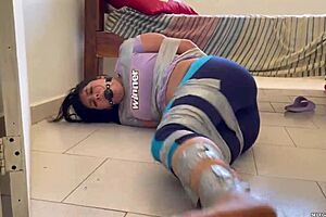 Sexually Serena is tied up and gagged and struggles to free herselfänn