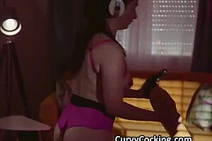 Nerdy amateur self shakes up a large Black cock