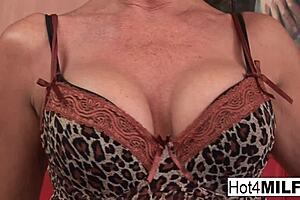 Vanessa – a 35 year old brunette MILF with big tits gets her cunt sucked and munched