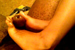 Black allure gives a happy ending massage: foot fetish HD