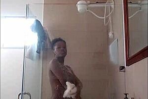 Canadian ebony girl accidentally drops dildo while showering – Mastermeat1