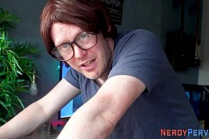A British amateur is eating out a nerd
