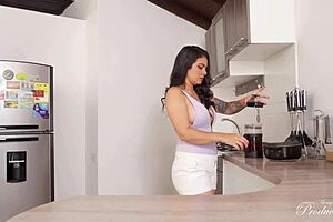 Amateur hostess is willing to sleep with the backpackers in order that she propose the hostel to others backpackers