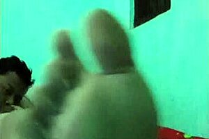 This sensual Asian camgirl enjoys self pleasure in the bed