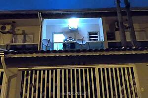 This time young newlyweds were caught on a balcony dance Bilder trotzdem flirt signal live