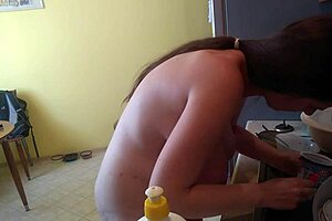 Naked cooking: Big ass solo babe washes up the dishes