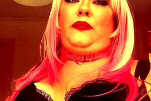 Unlike her slimmäre British colleague Tina Submis, Chubby femdom Tina Snua performs exklusively smoking events