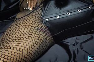 The kinky queen, Dark Dea, has a creamy orgasm.