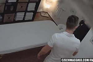Amateurs try out deep throat techniques on European cuties