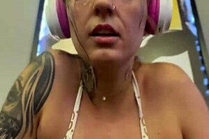 Sweating so much in the gym, my pussy is dripping wet