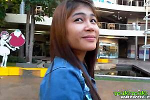 Young and amateur Thai tuktuk driver gets a facial