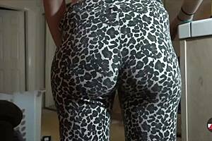 Amateur’s ass fetish: Close up view of a yoga instructor’s ass in tights
