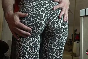Amateur’s ass fetish: Close up view of a yoga instructor’s ass in tights