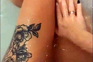 Pretty housewife enjoys a steamy solo session in the tub