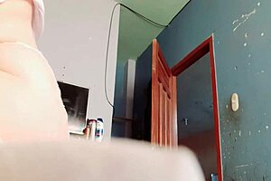 Food delivery guy gets it on with addicted floozie