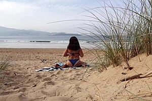 European MILF flaunts big ass on public beach workout
