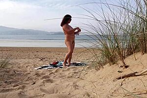 European MILF flaunts big ass on public beach workout