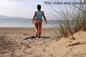 European MILF flaunts big ass on public beach workout