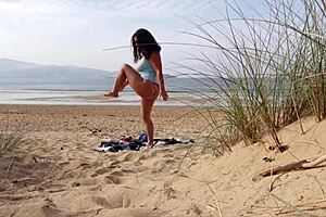 European MILF flaunts big ass on public beach workout