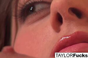 Taylor’s solo performance in pink lingerie is too hot to handle
