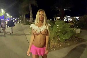 Monika Fox's solo night out in public and restaurant