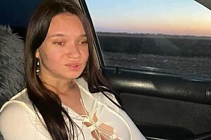 Daddy's girl gets paid for sucking and flashing outdoors