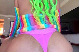 Moee's big ass wiggles in cosplay as she has sex with Gibby the Clown