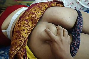 The hottest Indian housewife in petticoat enjoys herself