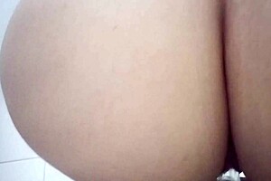 Grabé a mi jefa en el baño de la oficina con una cámara