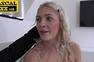 Old, young dichotomy fuels fiery British blonde's quest