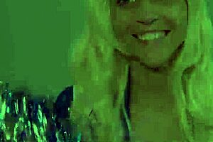 Cheerleader Britney’s jiggly ass teased in captivating images
