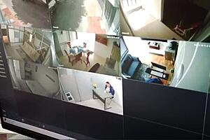 La mujer posesionó con leche en la boca de su jefe